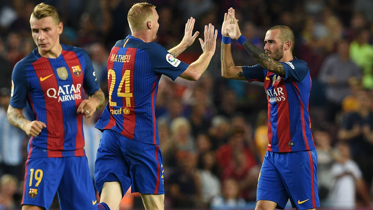 Aleix Vidal, celebrando un gol de Jeremy Mathieu contra el Alavés