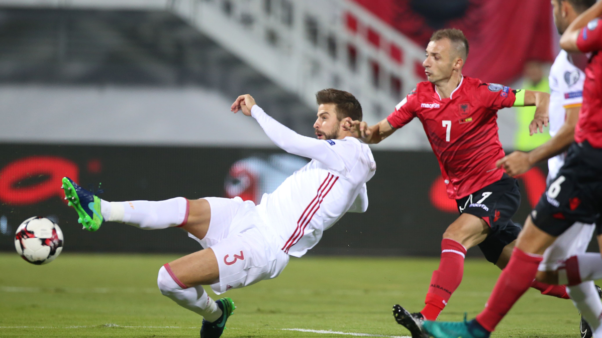 Gerard Piqué, intentando rematar un balón contra Albania