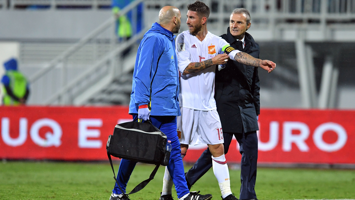 Sergio Ramos, marchándose lesionado en los últimos minutos del Albania-España