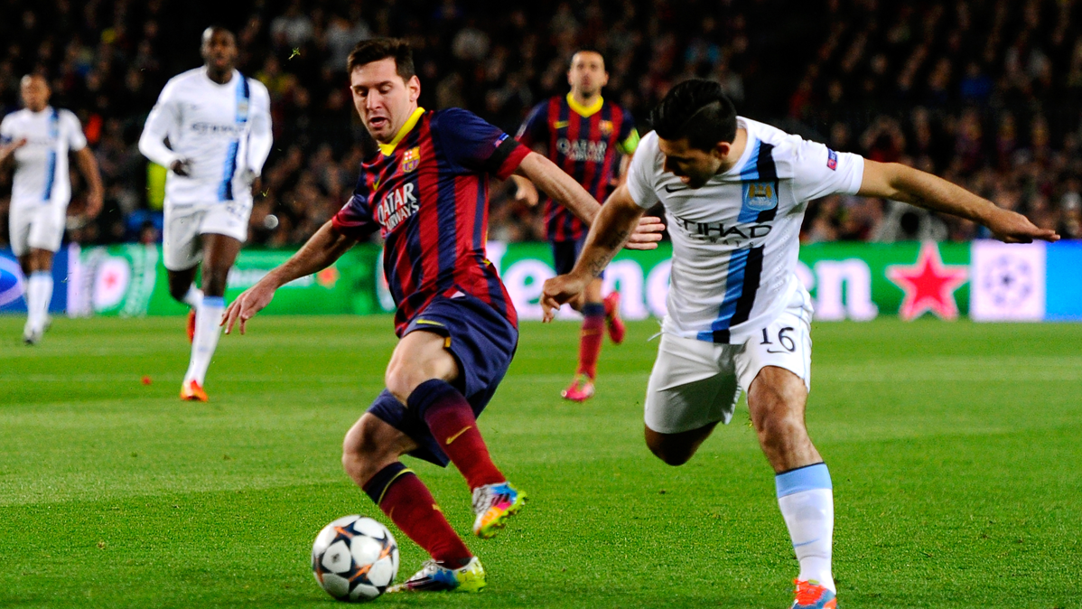 Leo Messi, robando un balón a Agüero hace dos años en Champions
