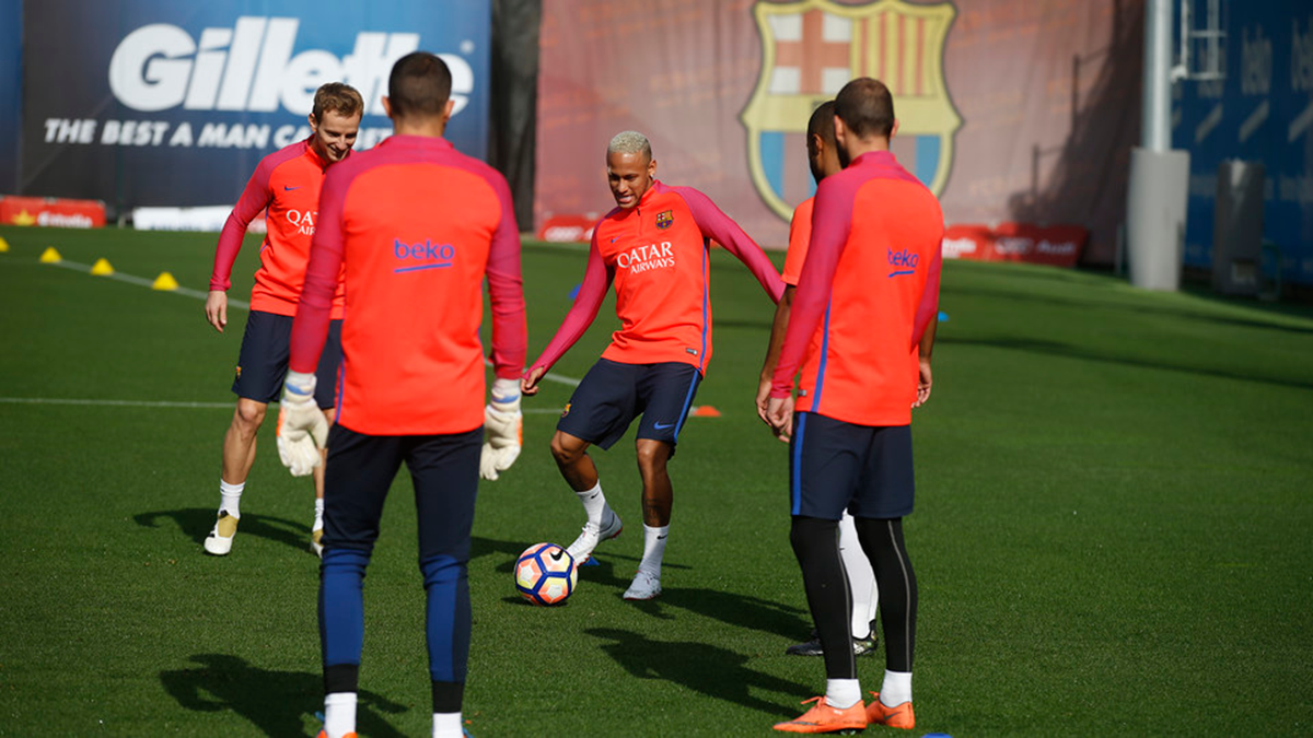 Neymar Júnior, junto a sus compañeros en un entreno del Barça