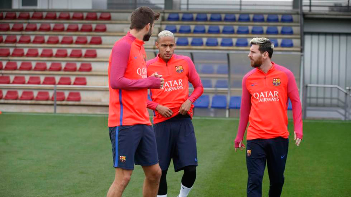 Gerard Piqué, Neymar y Leo Messi en el entrenamiento del Barça