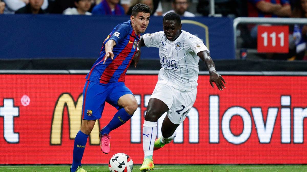 Nili, bregando ante un jugador del Leicester City en la pretemporada del FC Barcelona