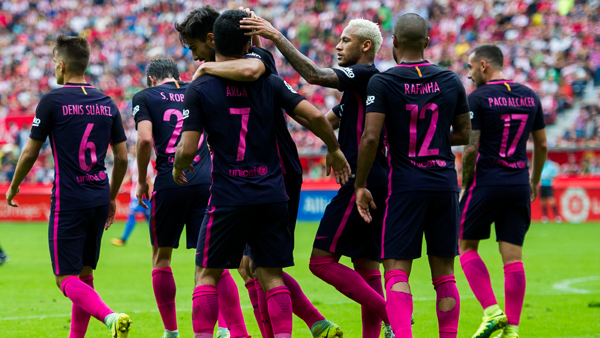 El FC Barcelona, celebrando un gol de Arda Turan contra el Sporting