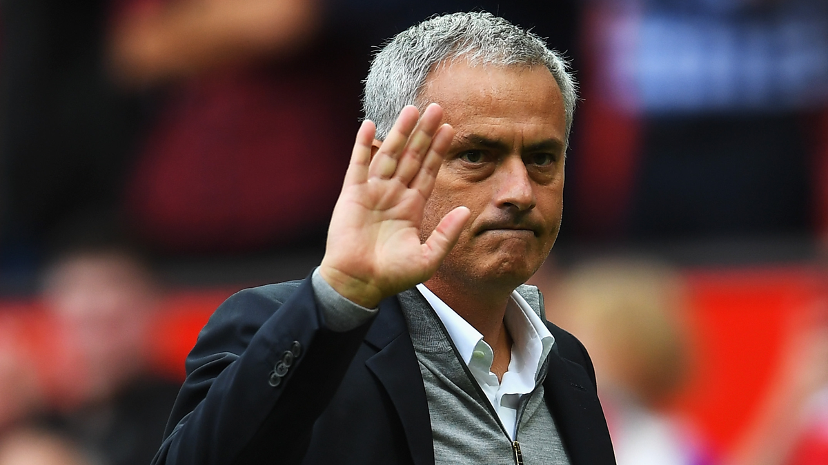 José Mourinho, saludando tras un partido del Manchester United