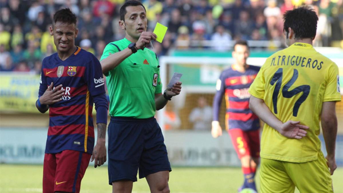 Sánchez Martínez, arbitrando un FC Barcelona-Villarreal de la pasada temporada