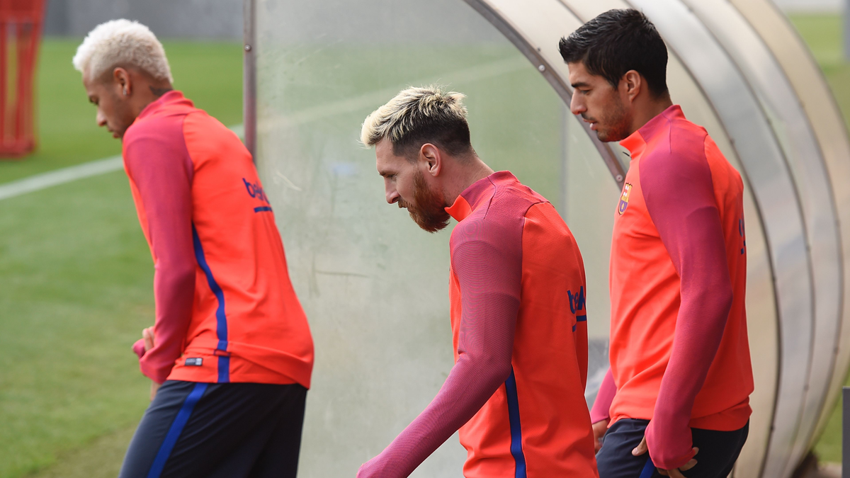 Leo Messi, Neymar Jr y Luis Suárez, saliendo juntos a entrenar