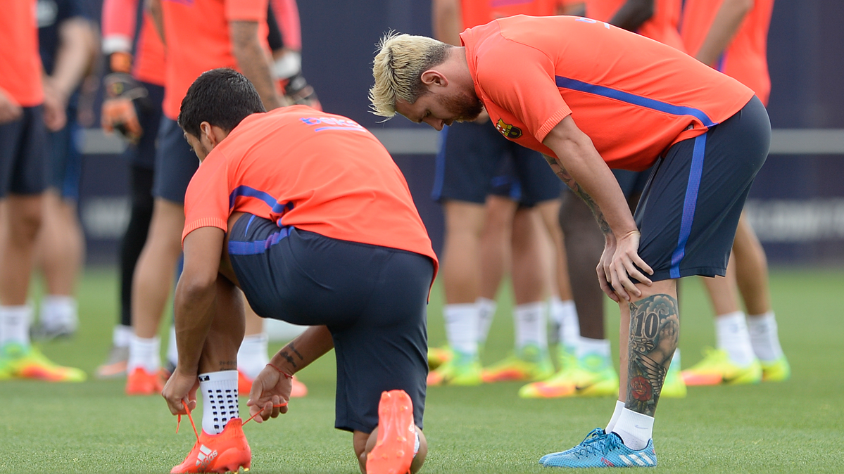 Leo Messi, descansando mientras Luis Suárez se ata las botas