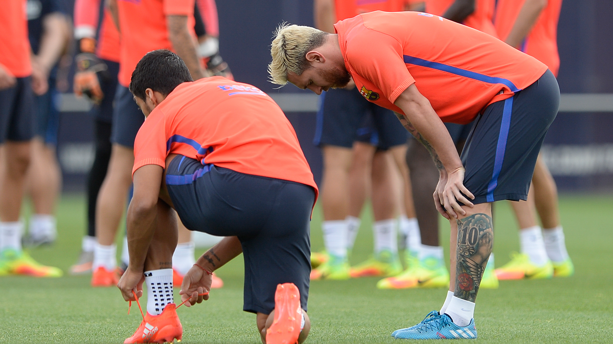 Leo Messi, resting while Luis Suárez ties  the boots