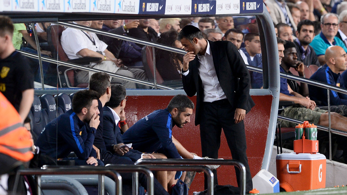 Luis Enrique, looking to the bench in search of solutions
