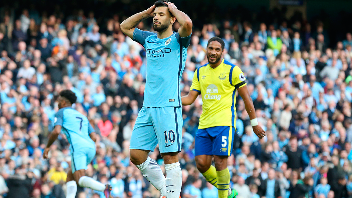 Sergi oAguero se lamenta tras fallar un penalti en el Manchester City-Everton