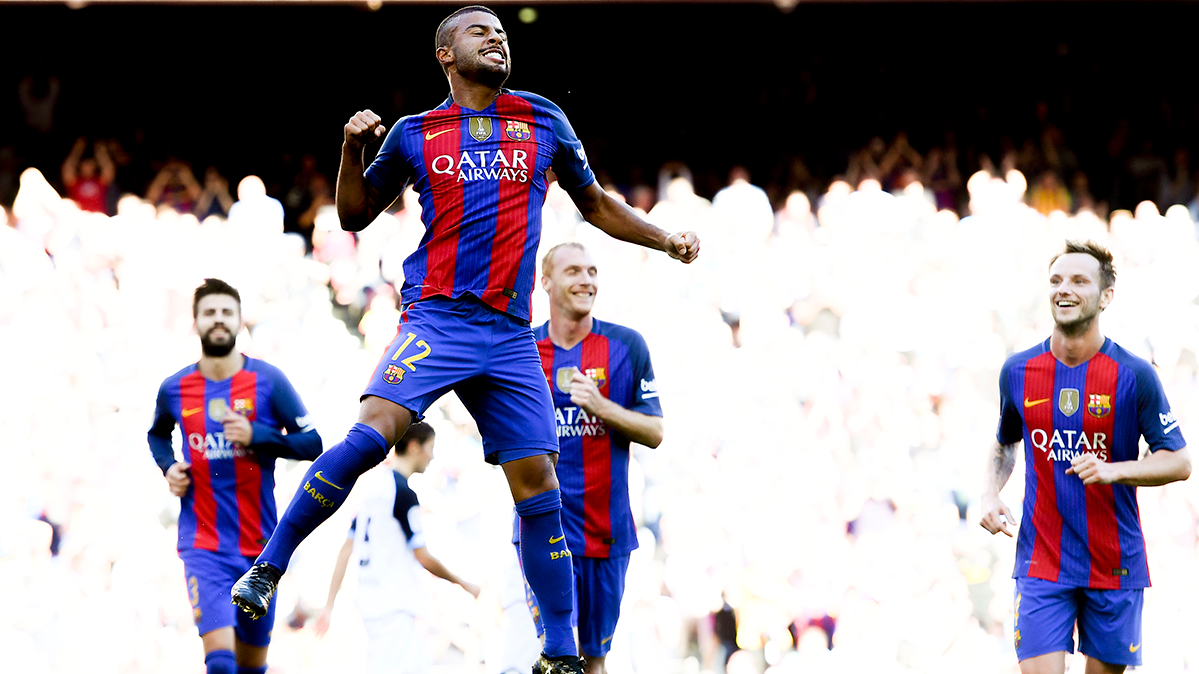 Rafinha Alcántara celebrating one of his two goals in front of the Depor