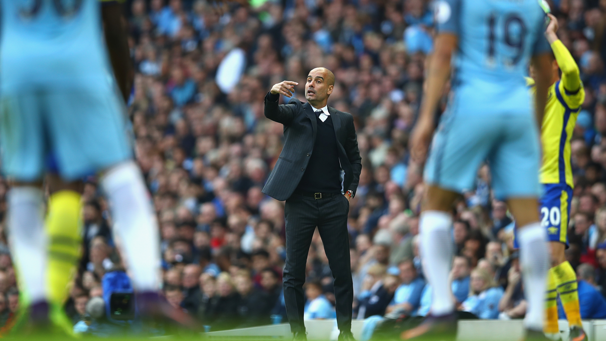 Pep Guardiola, giving indications during the Manchester City-Everton