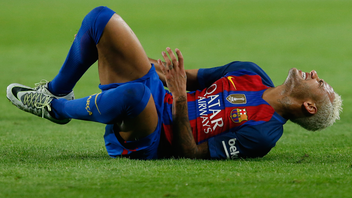 Neymar Jr, tras recibir una falta contra el Atlético en el Camp Nou
