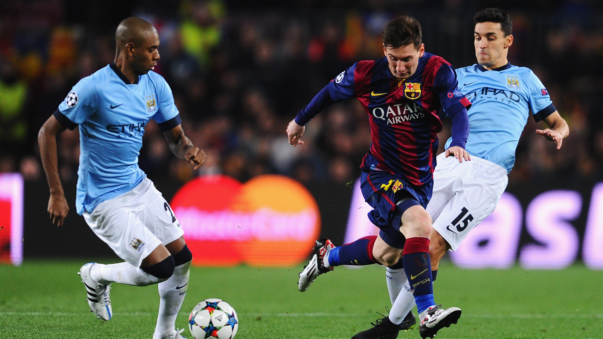 Leo Messi, marchándose de dos jugadores del Manchester City