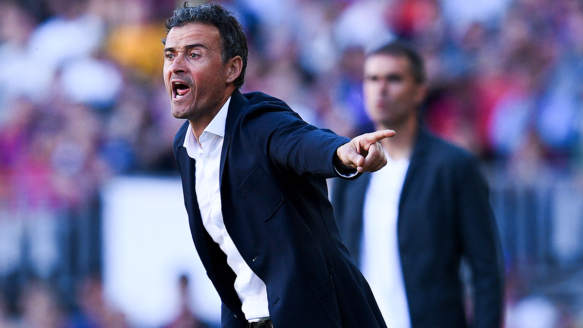 Luis Enrique, giving orders to his players against the Sportive