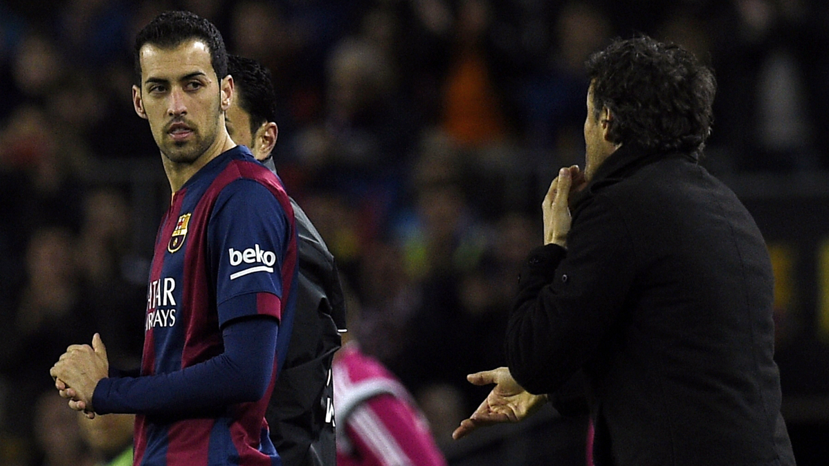 Sergio Busquets, receiving indications of Luis Enrique in an image of archive
