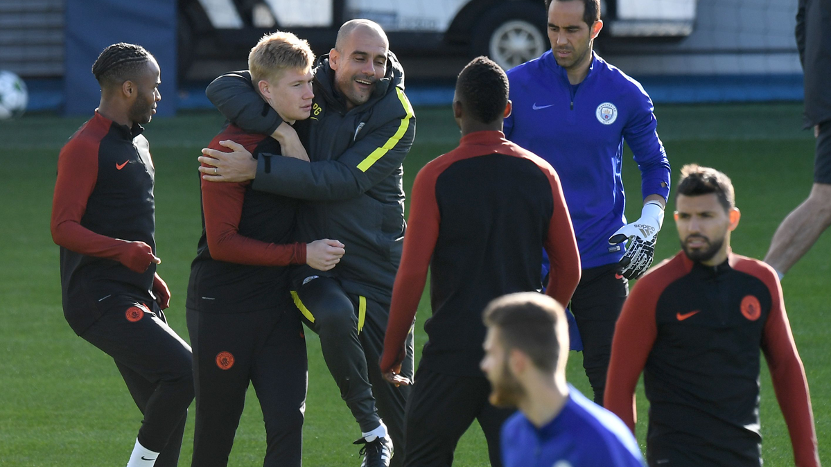 Pep Guardiola, embracing to Of Bruyne in the last train