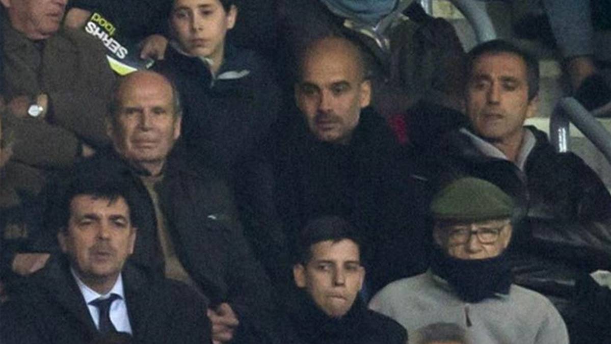 Josep Guardiola beside his padré Valentí in the Camp Nou in the Barça-City two years ago
