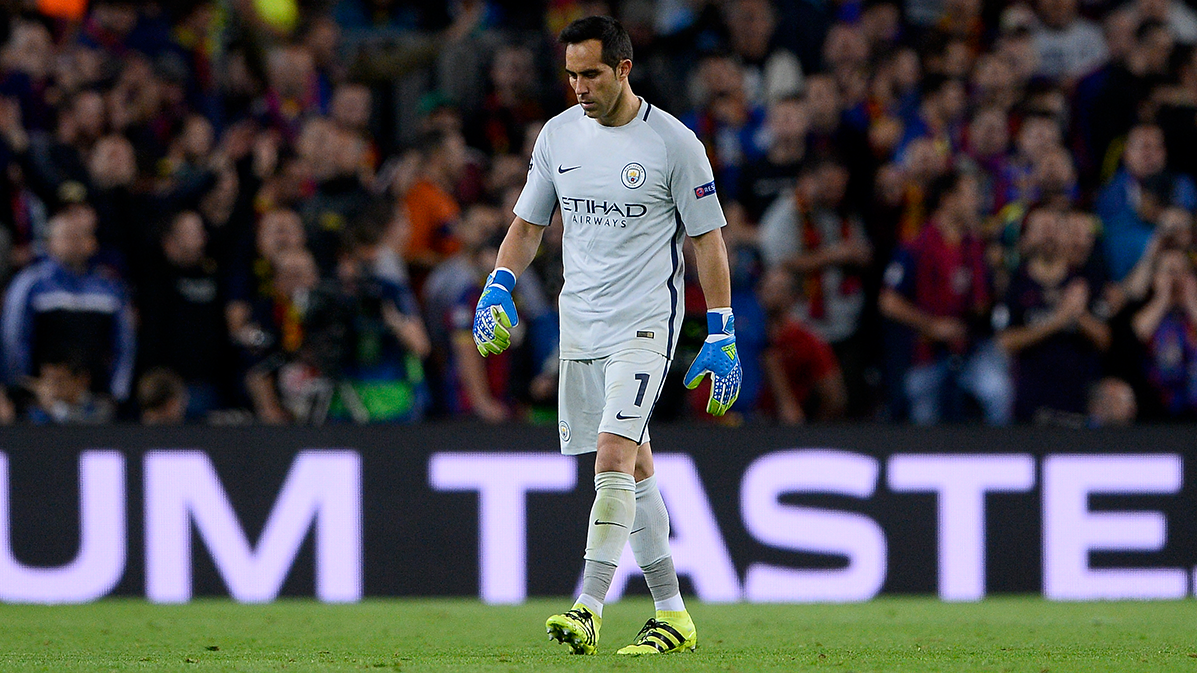 Claudio Bravo goes  of the Camp Nou after being expelled during the Barça-Manchester City