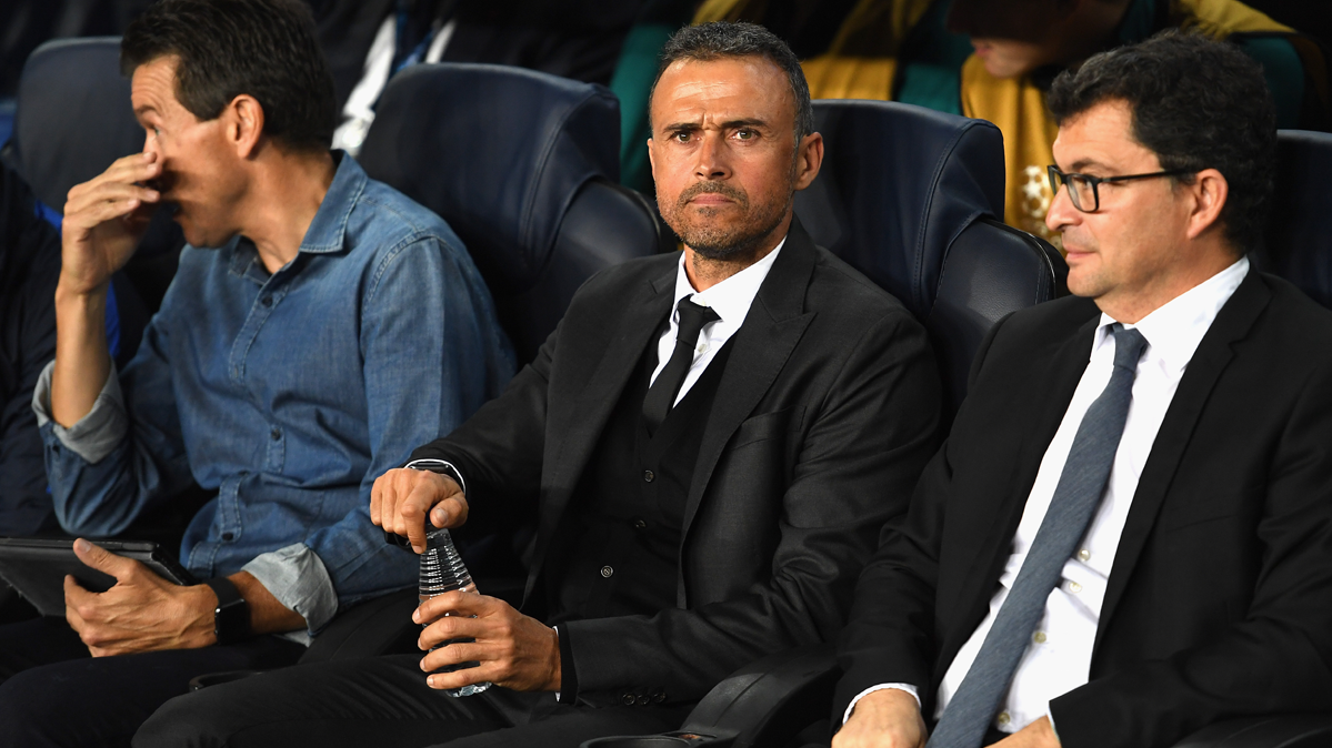Luis Enrique, seated in the bench of the FC Barcelona