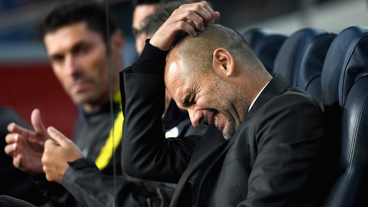 Pep Guardiola, lamentándose durante el partido contra el FC Barcelona