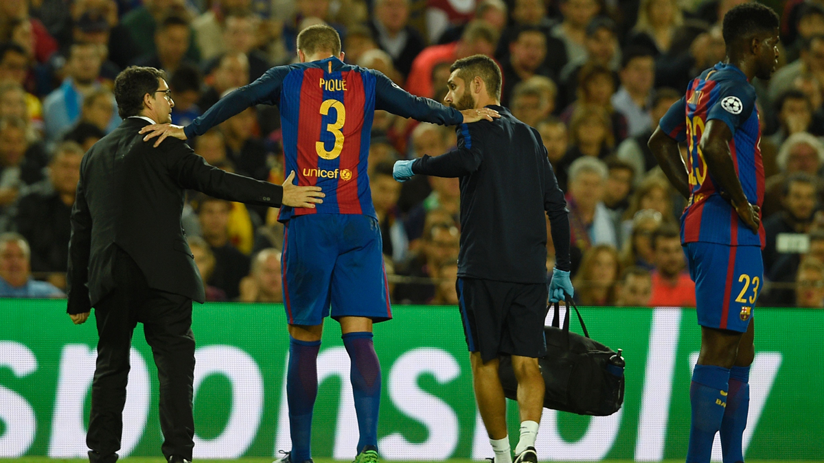 Gerard Piqué, marchándose al vestuario tras lesionarse contra el City