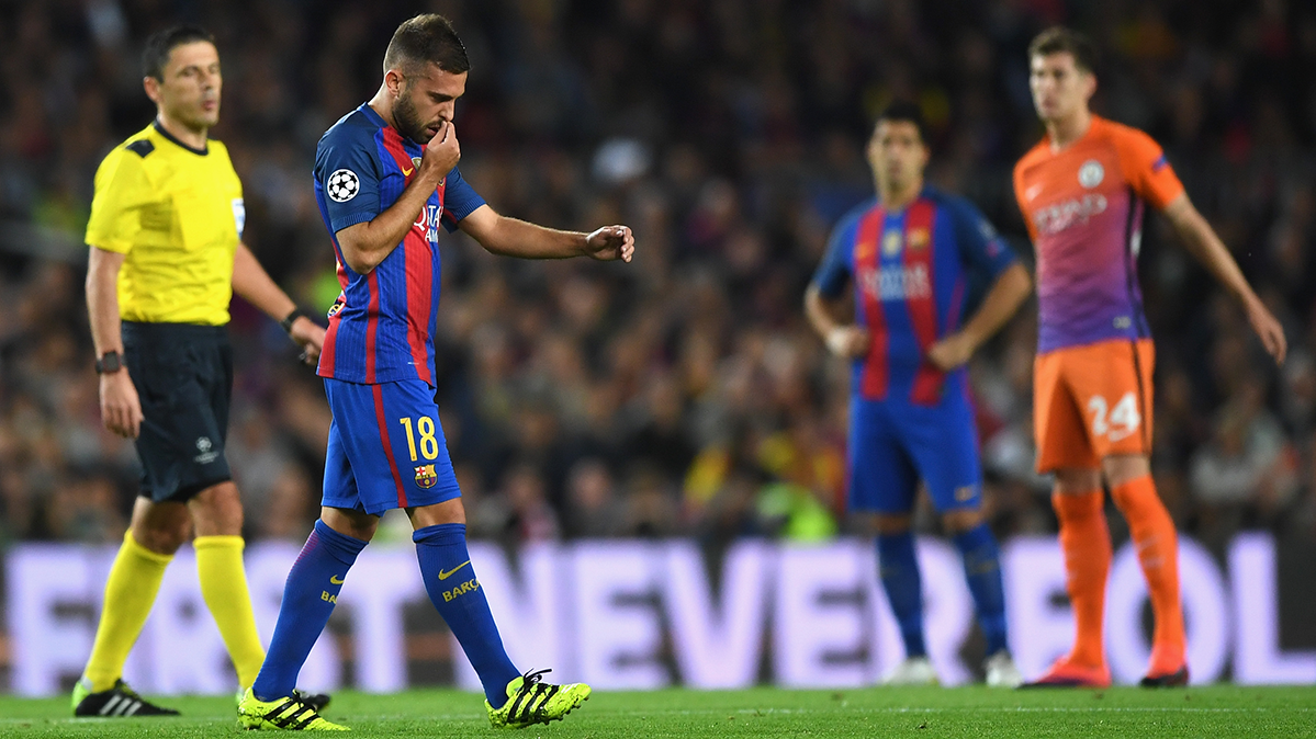 Jordi Alba abandonando el partido frente al Manchester City lesionado