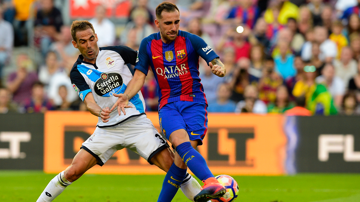 Paco Alcácer, rematando un balón contra el Deportivo en el Camp Nou
