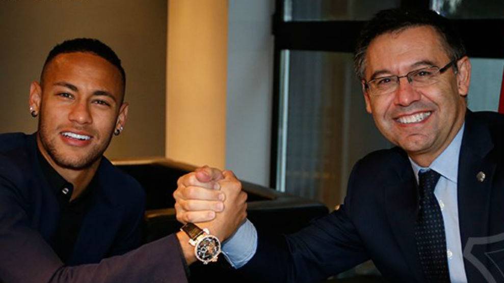 Neymar Jr y Bartomeu, estrechándose la mano en un acto privado
