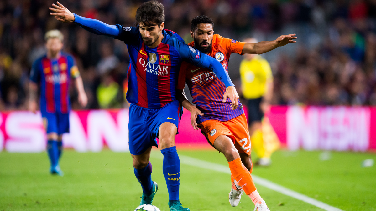 André Gomes, trying leave of Gael Clichy in the Camp Nou