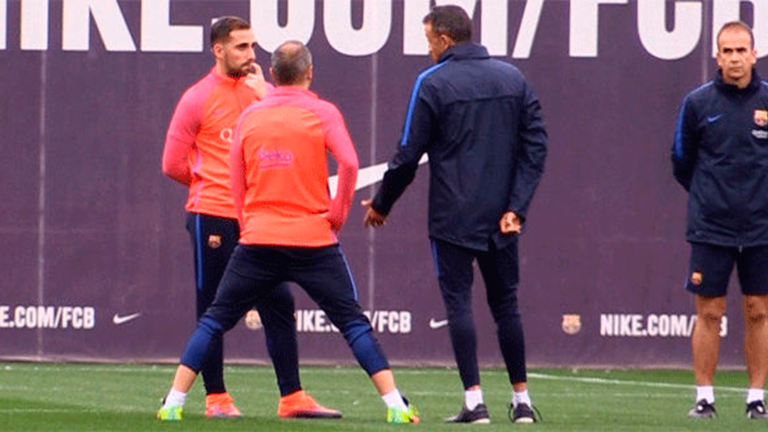 Andrés Iniesta and Paco Alcácer chat with Luis Enrique and Unzué during the training