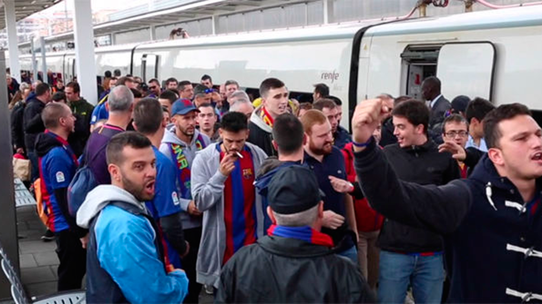 The fans of the FC Barcelona to the arrival to Valencia