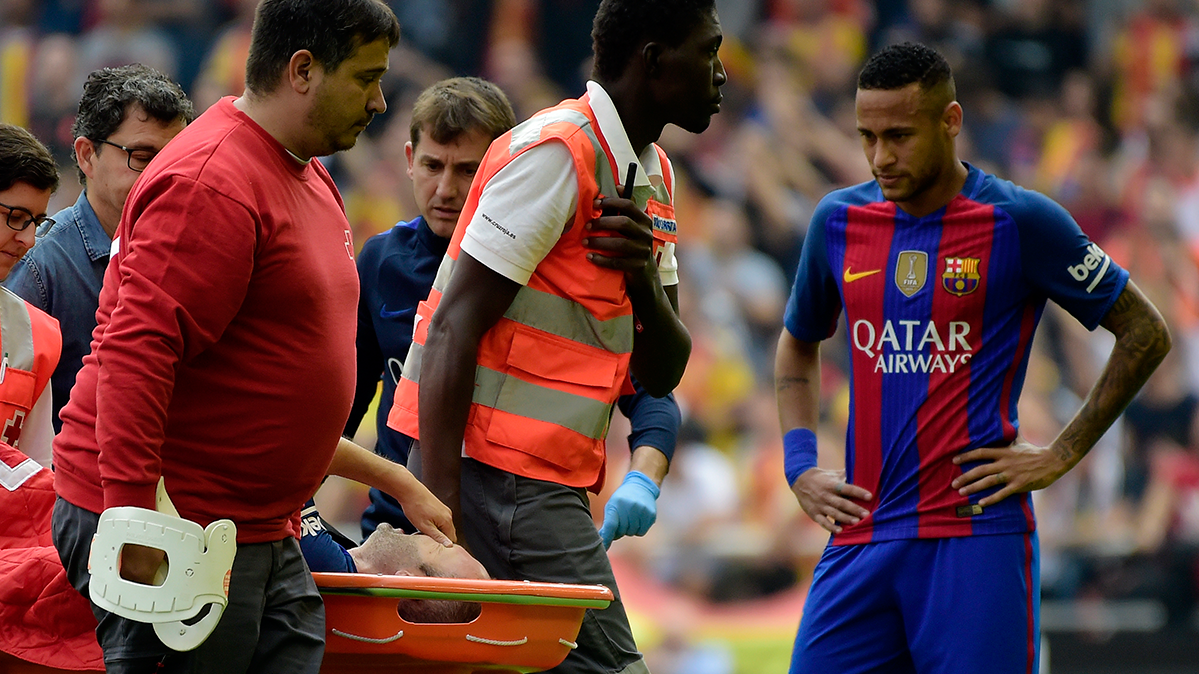 Neymar observa como los servicios médicos retiran a Andrés Iniesta