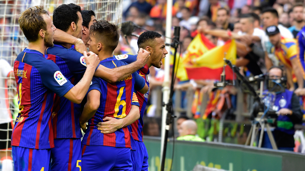 Neymar Jr, gritando a la grada tras el gol de Leo Messi en Mestalla