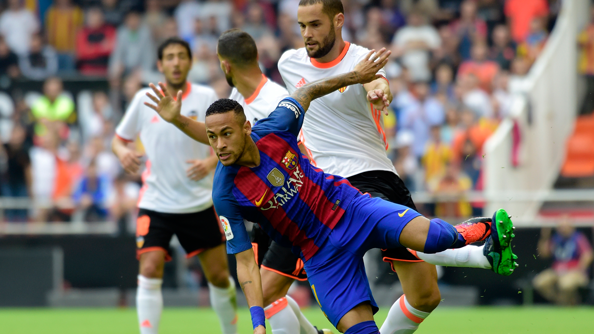 Neymar Jr, recibiendo una dura entrada de Mario Suárez
