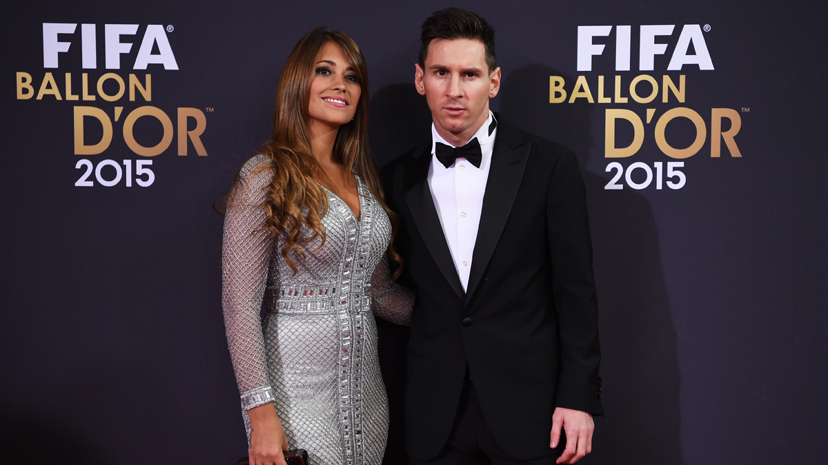 Leo Messi, posing beside his couple Antonella Rocuzzo