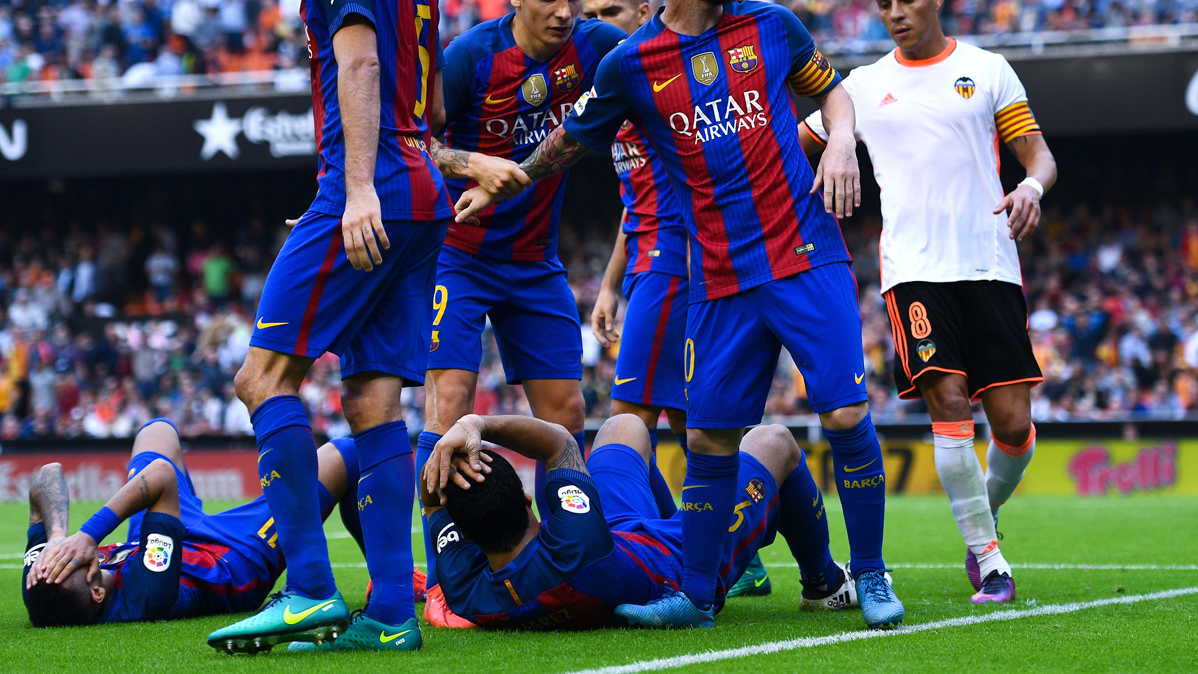 Neymar Jr y Luis Suárez, doliéndose del impacto de la botella en Mestalla