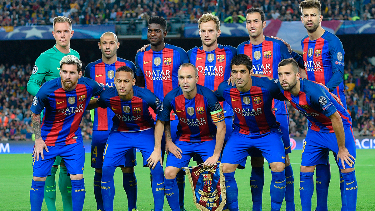 The eleven of the FC Barcelona in front of the Manchester City