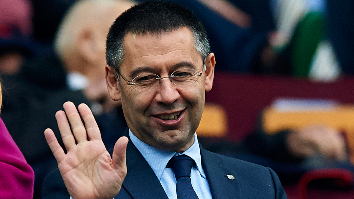 Josep Maria Bartomeu, saludando en el palco del Barça