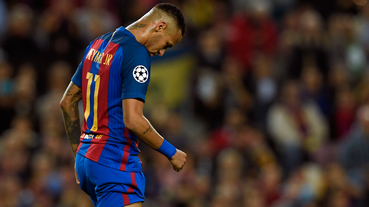 Neymar Jr, lamentándose tras una ocasión errada contra el Manchester City