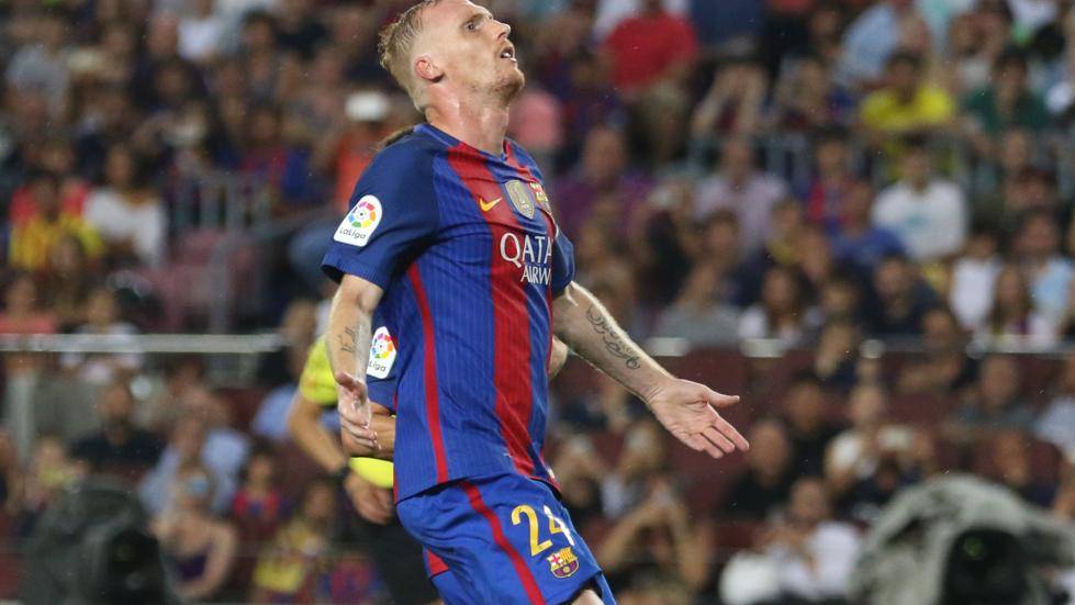 Jeremy Mathieu finish touched and substituted in front of the RCD Espanyol