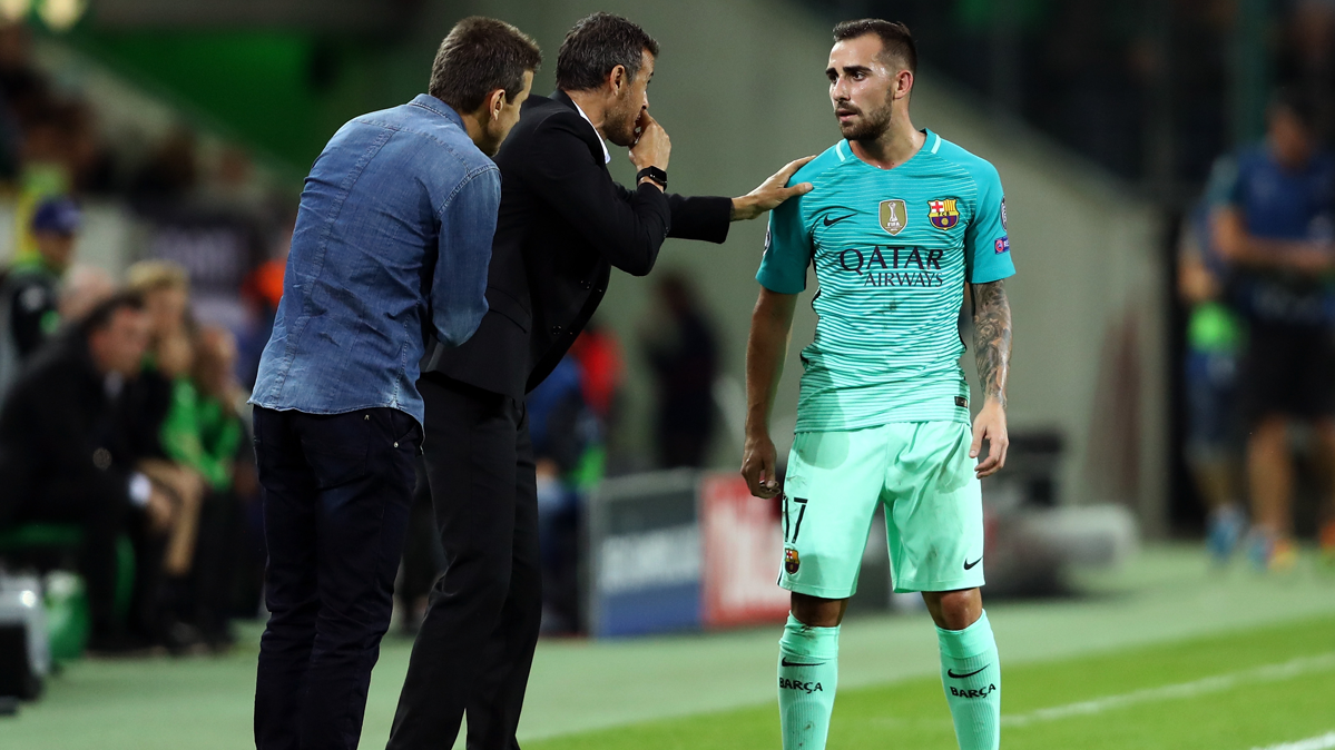 Paco Alcácer, speaking with Luis Enrique during a party