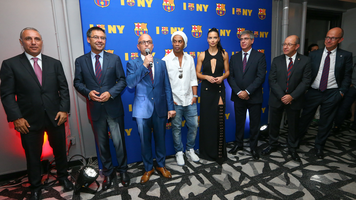 Manel Arroyo, con directivos y personalidades del Barça en un acto en Nueva York