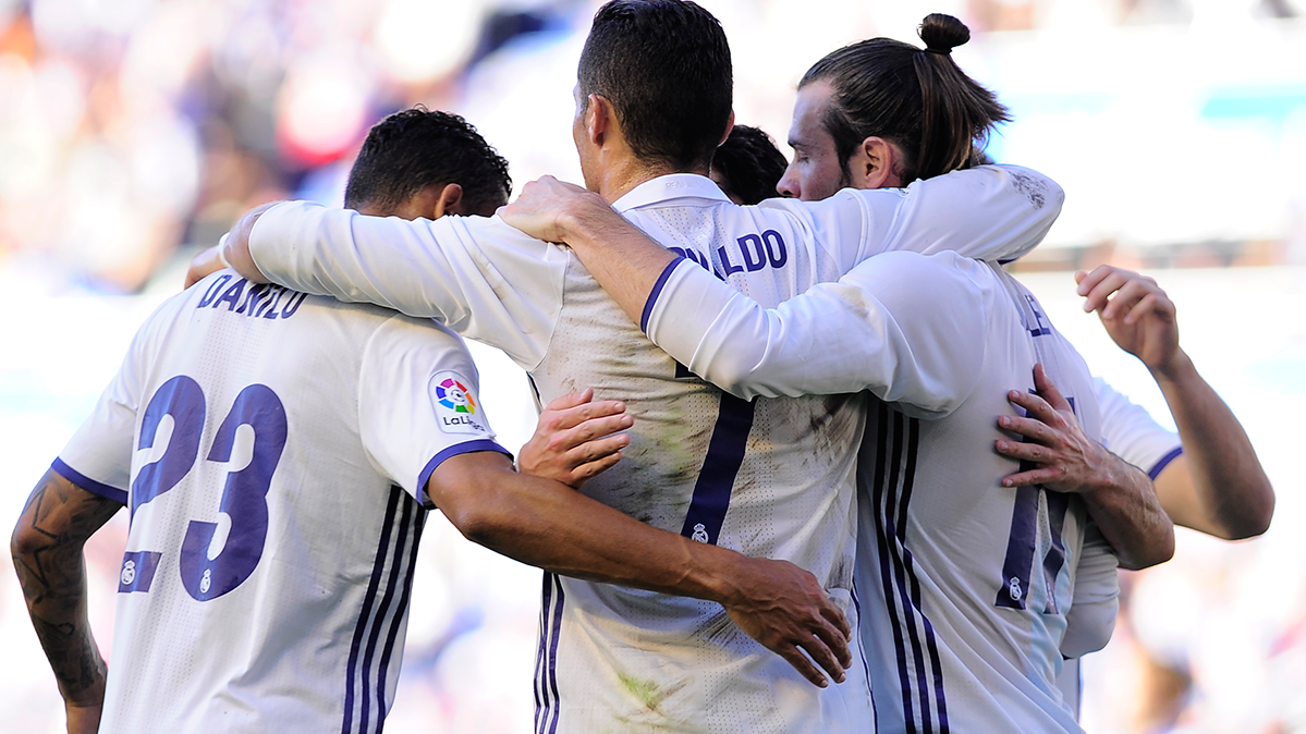 The players of the Real Madrid celebrate a goal in front of the Sportive Alavés