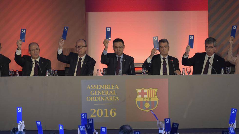 Josep Maria Bartomeu y la junta del Barça votando uno de los puntos de la Asamblea
