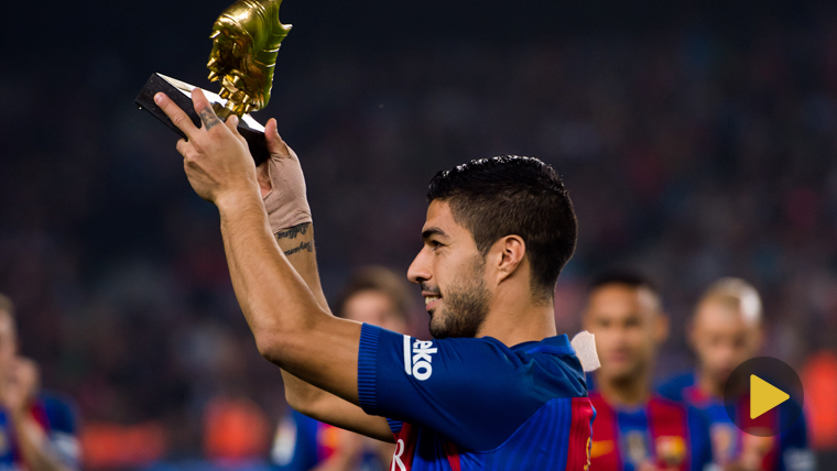 Luis Suárez, receiving the second Boot of Gold of his career