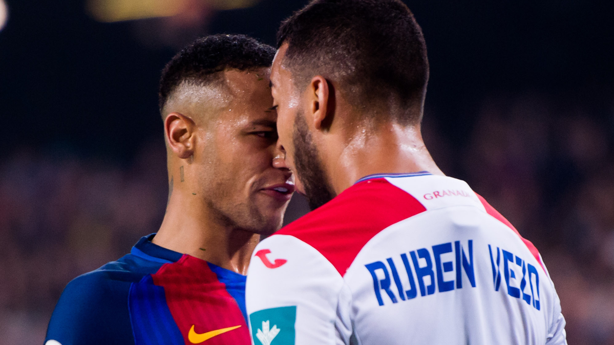 Neymar Jr y Rubén Vezo, encarándose sobre el terreno de juego