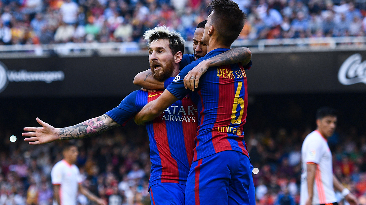 Denis Suárez y Neymar Júnior se abrazan a Leo Messi tras su gol al Valencia CF
