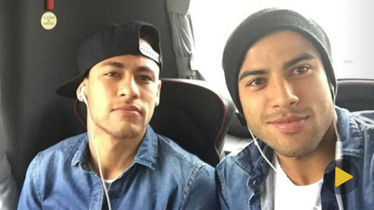 Rafinha Alcántara y Neymar Jr, durante el viaje rumbo a Manchester